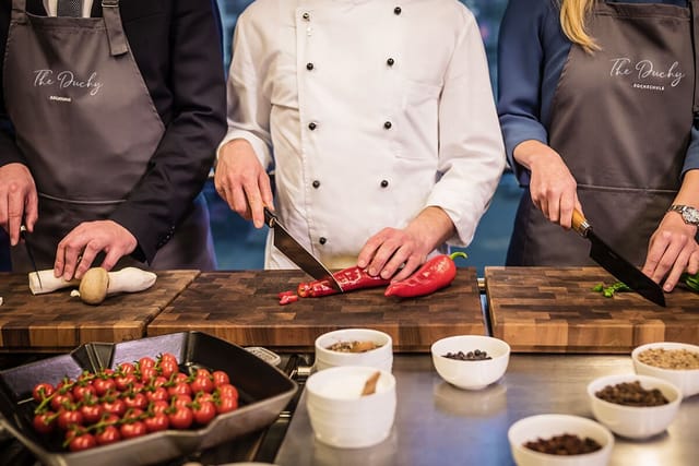 Corporate team-building culinary workshop in Show-Küche, Breidenbacher Hof.