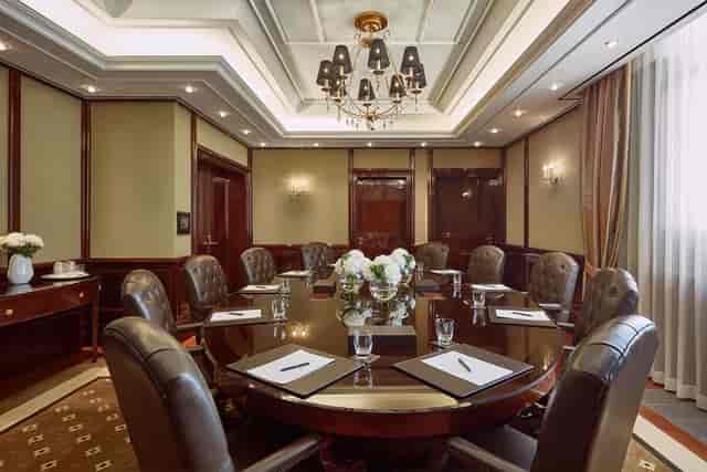 Kö-Salon boardroom with oval table for executive meetings and corporate events.