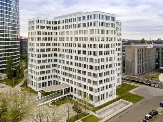 Modern Düsseldorf conference center with porte-cochère for corporate events and business meetings.