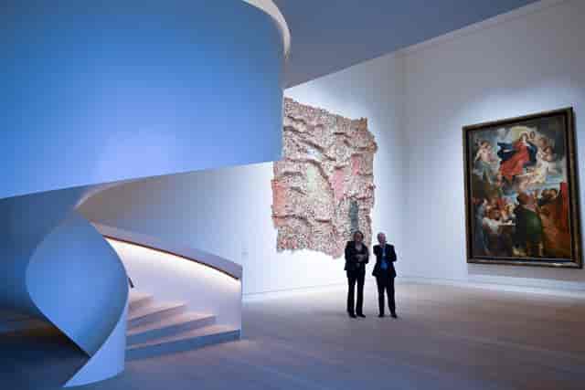 Minimalist Palast Studio venue for exclusive evening receptions and VIP tours.