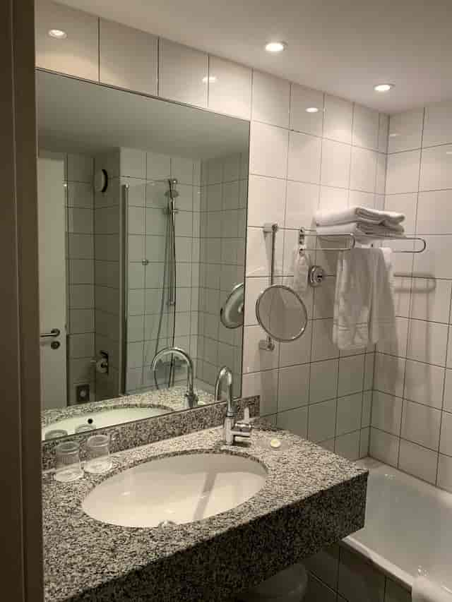 Hotel bathroom in Courtyard Duesseldorf Hafen for corporate event room block accommodations.