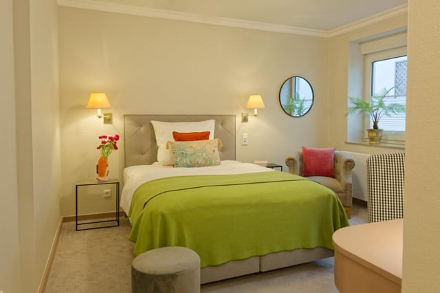 Minimalist guest room at Hotel Hanseat, ideal for solo business travel and conference lodging.