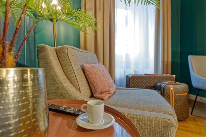 Hotel Hanseat club room featuring plush lounge seating for corporate meetings and networking events.