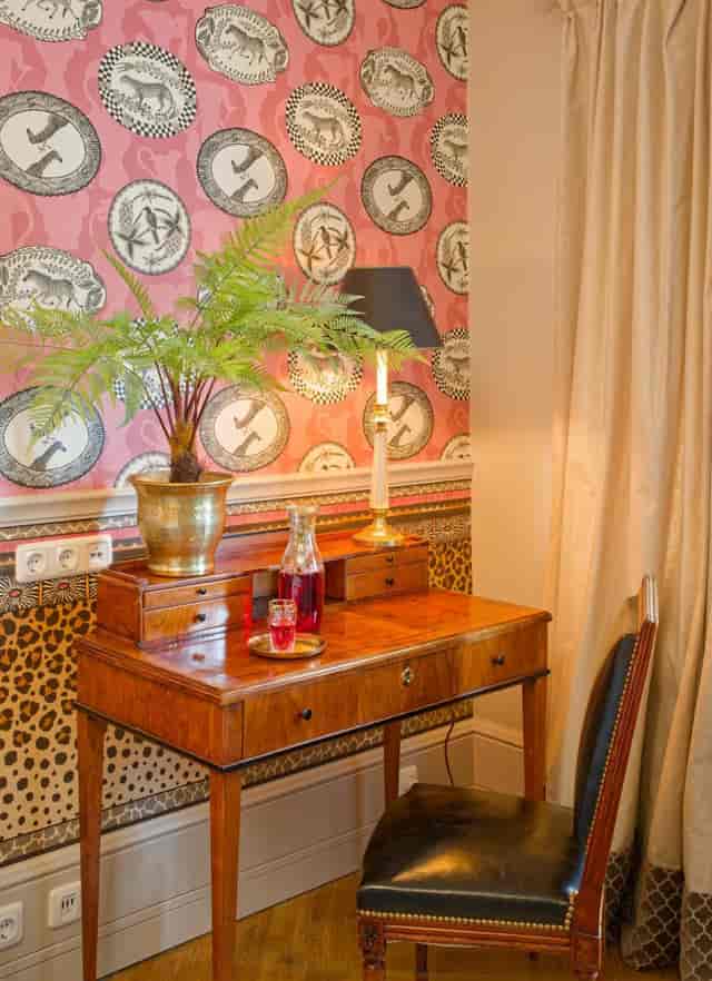 Boutique Club Room workstation for executive retreats and intimate corporate breakout sessions.