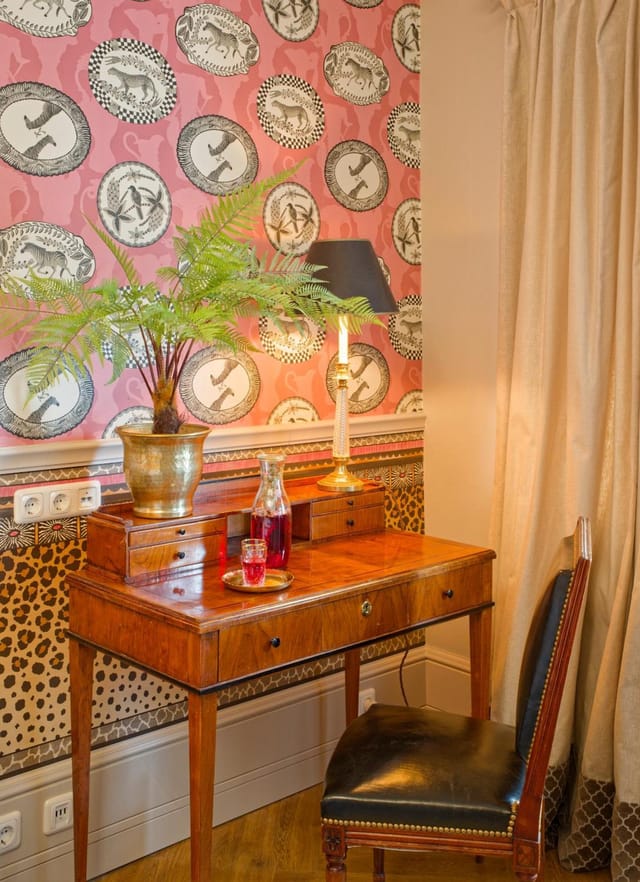 Boutique Club Room workstation for executive retreats and intimate corporate breakout sessions.