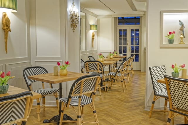 Bistro-style terrace at Hotel Hanseat for networking events and small-group breakout sessions.