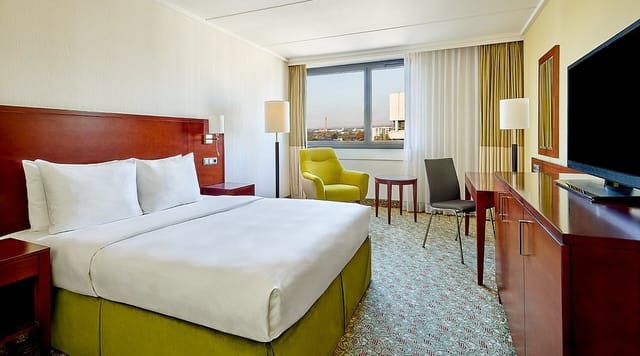 Upscale Courtyard Duesseldorf guest room with workspace for business conferences.