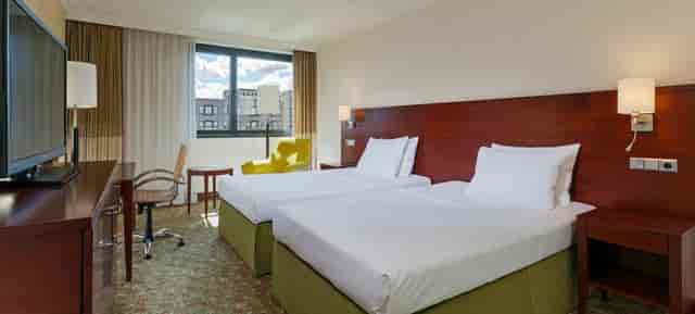 Twin guest room at Courtyard Duesseldorf Seestern for corporate conference and event accommodation.