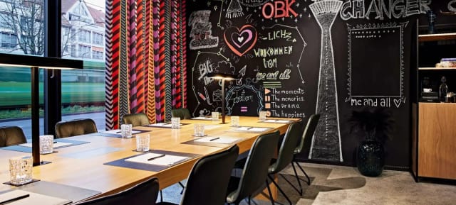 Creative breakout room with chalkboard wall at Eventschmiede Düsseldorf for corporate workshops.