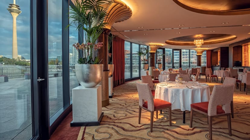 River Salon I: Elegant banquet room with landmark views, ideal for executive dinners or VIP events.