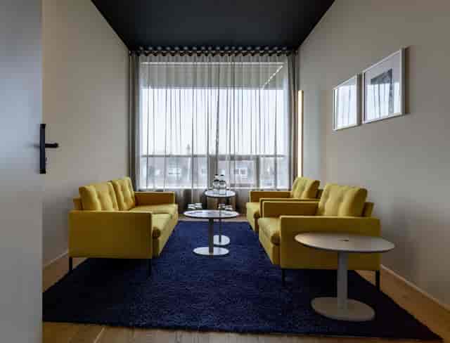Ultramarine breakout room at b'mine Hotel Düsseldorf for high-level strategy meetings and workshops.