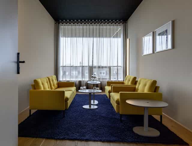 Ultramarine breakout room at b'mine Hotel Düsseldorf for high-level strategy meetings and workshops.