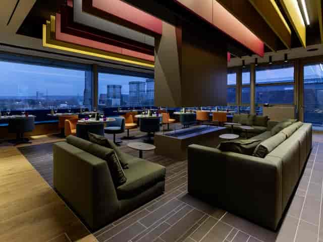 Modern lounge with fireplace at b'mine Düsseldorf, ideal for corporate networking and VIP events.