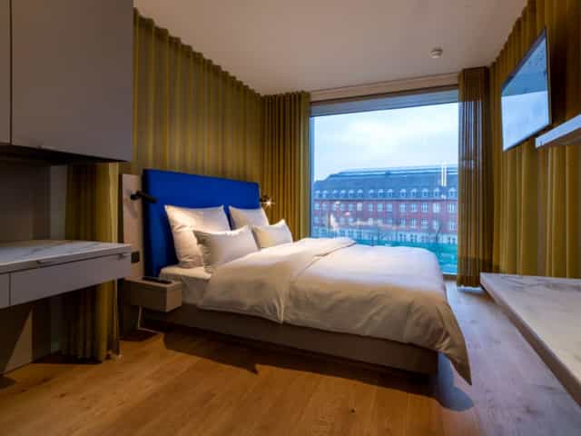 Minimalist guest room at b'mine Hotel Düsseldorf for business conferences and corporate travel.