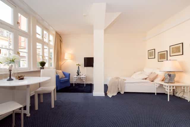 Classic Suite at Living am Carlsplatz: multi-functional workspace for VIP business travel.