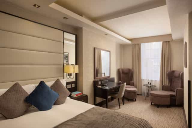 Stylish hotel room with comfortable seating for event professionals at Montcalm Brewery.