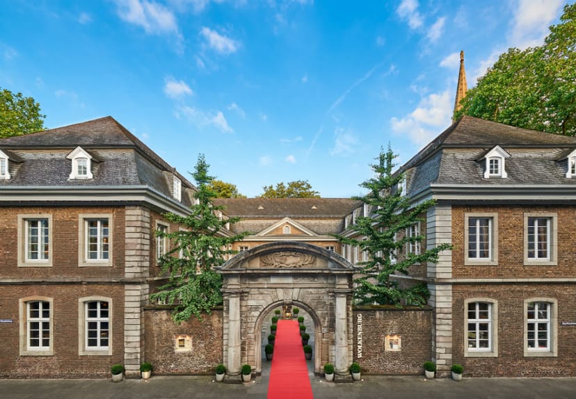 Amadeus in Wolkenburg: elegant red carpet entrance for luxury wedding and gala venues.