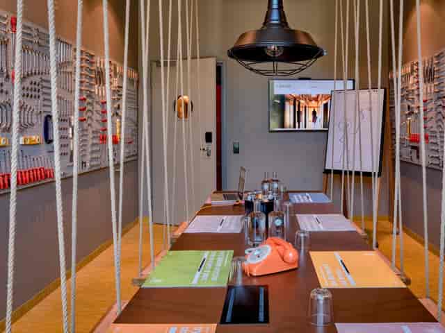 L'ATELIER 25hours Hotel industrial breakout room for corporate workshops and creative meetings.