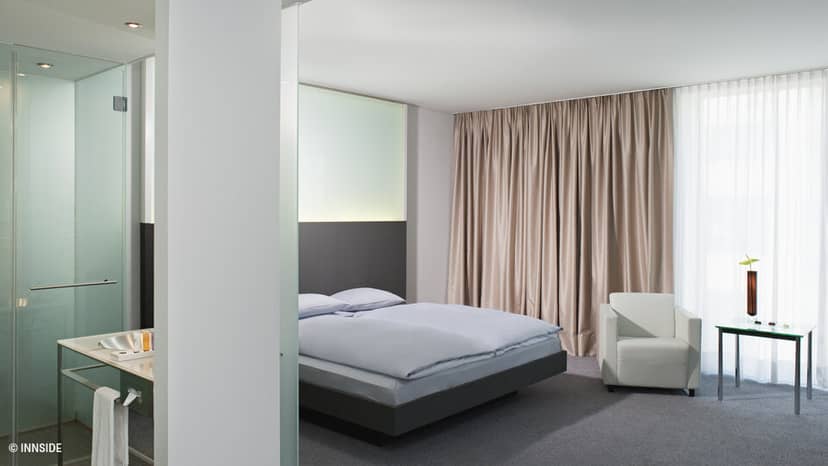 Modern executive guest room at INNSiDE Düsseldorf Derendorf for corporate seminar room blocks.