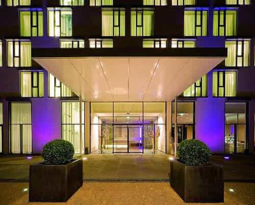 Modern hotel porte-cochère at INNSiDE Düsseldorf, ideal for corporate seminars and VIP events.
