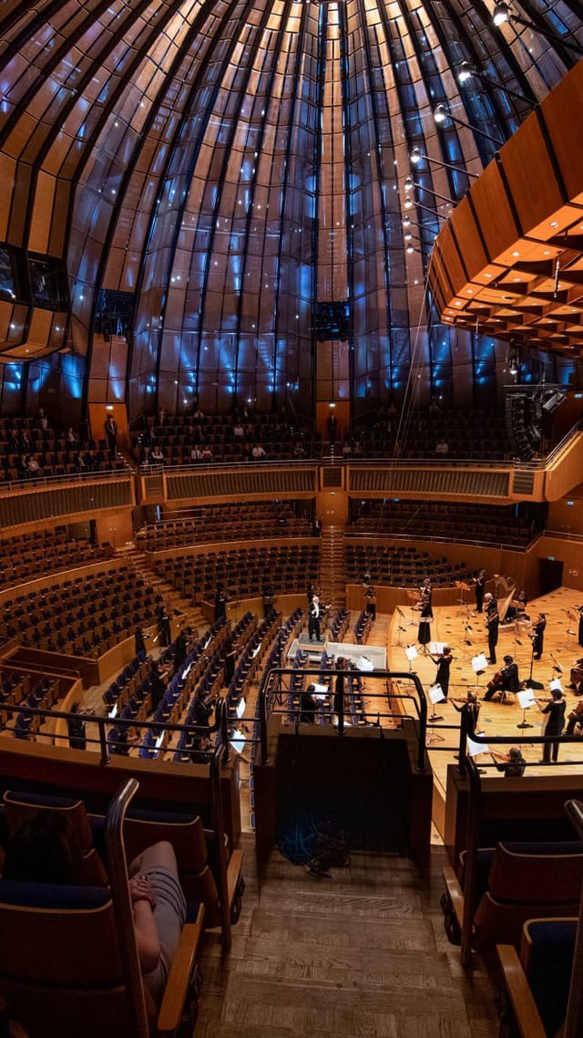 Mendelssohn-Saal at Tonhalle Düsseldorf: tiered concert hall for live music events.