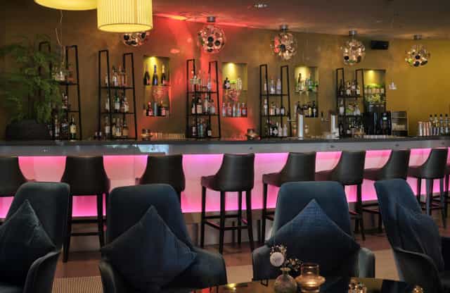 Modern hotel bar lounge at Leonardo Royal Düsseldorf for corporate networking and cocktail events.