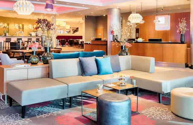 Leonardo Royal Hotel Dusseldorf lobby bar for networking and business conference meetings.