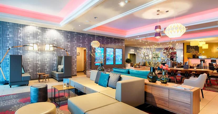 Modern hotel bar and lounge at Leonardo Royal Dusseldorf, ideal for networking and events.