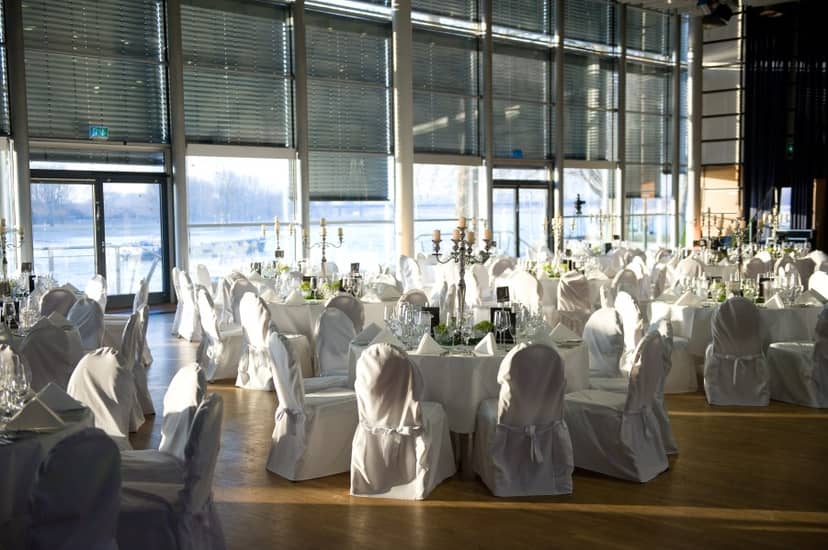 Silbersaal event space, Rheinterrasse Düsseldorf with floor-to-ceiling windows for banquet weddings.