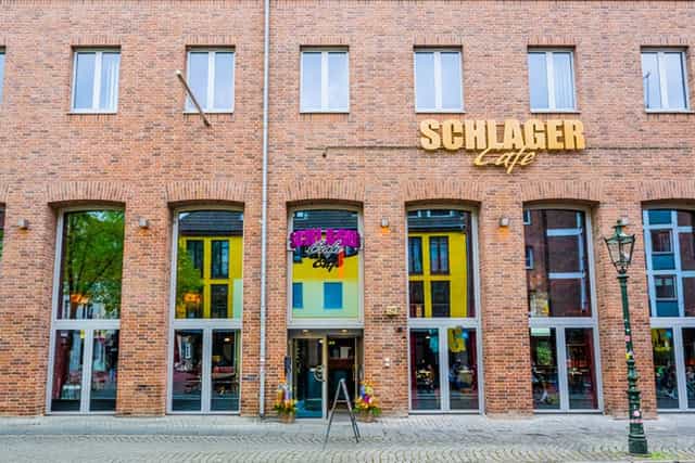 Henkel-Saal venue: casual breakout space with storefront glass, ideal for networking and team events.