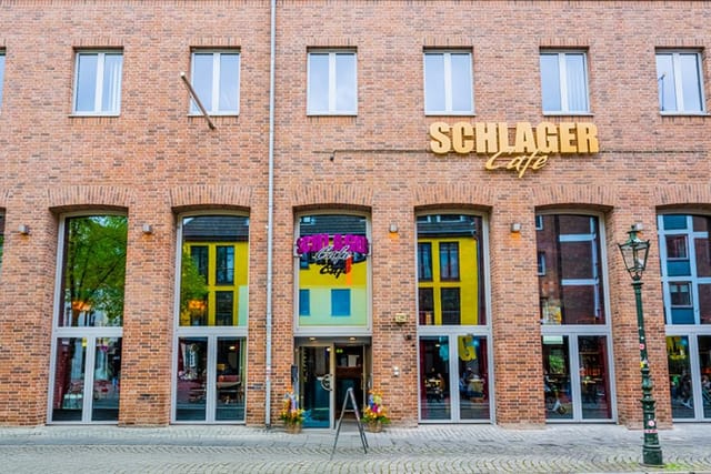 Henkel-Saal venue: casual breakout space with storefront glass, ideal for networking and team events.