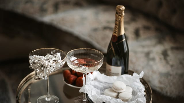 VIP welcome amenity with champagne, strawberries, and macarons at Villa Boisserée event venue.