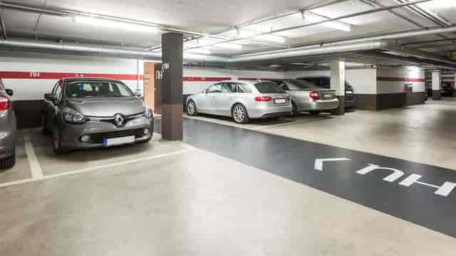 NH Düsseldorf City parking area: limited space for large-scale events and hotel logistics.
