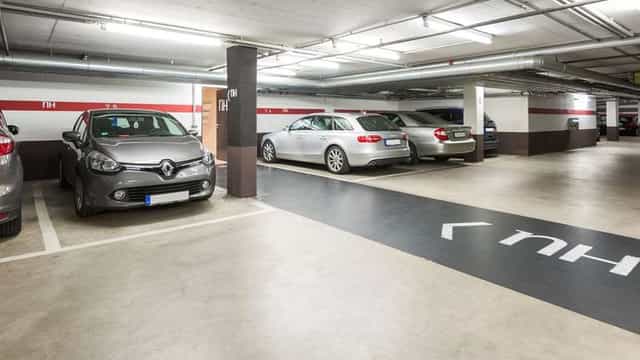NH Düsseldorf City parking area: limited space for large-scale events and hotel logistics.