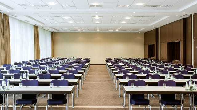 Schoolroom meeting room in NH Düsseldorf City for corporate training seminars and workshops.
