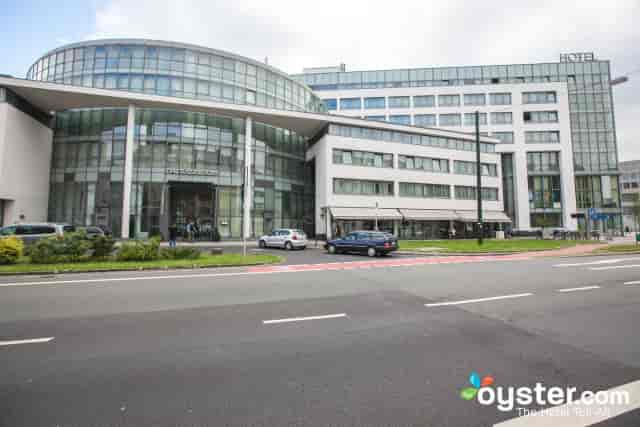 Pollux at NH Düsseldorf City: glass atrium, ideal for business conferences and corporate events.