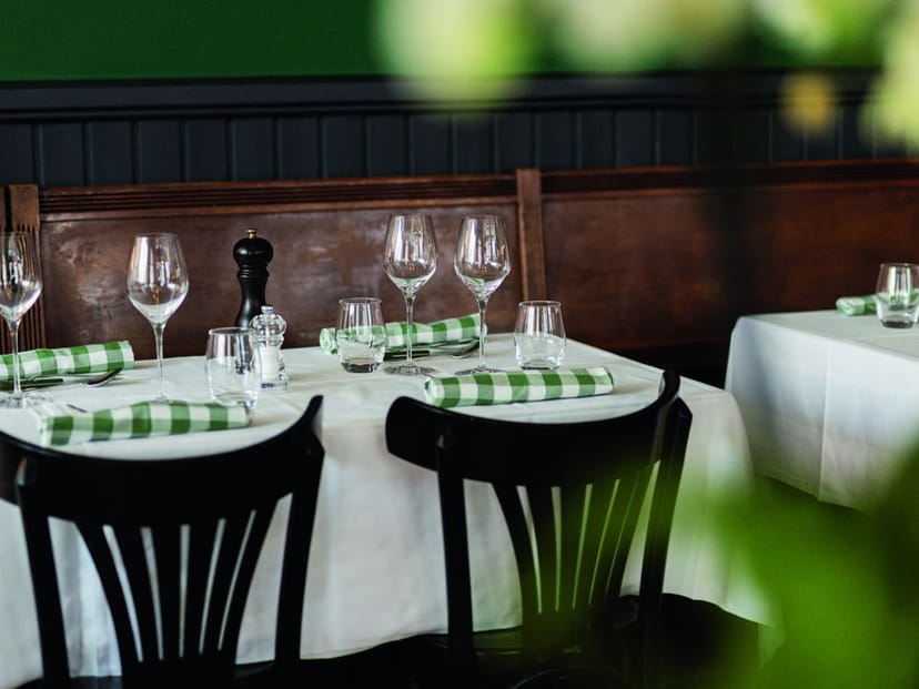 DIVAS Bistro at Savoy Hotel Köln: Elegant table setup for corporate dinners and boutique events.