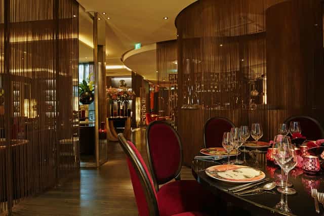 Kaminlounge SAVOY Hotel Köln: VIP dinner setting with privacy curtains for luxury private events.