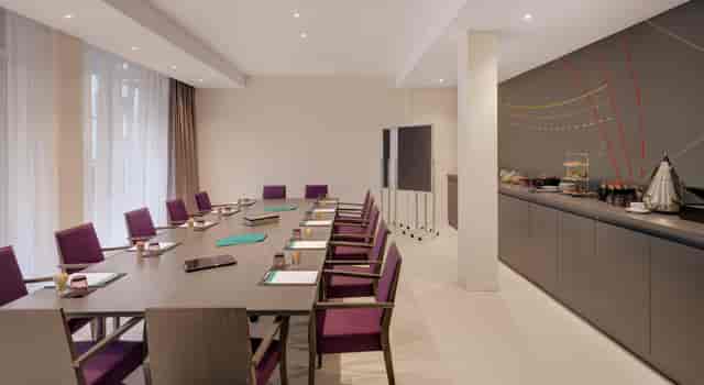 Modern boardroom at Hotel Indigo Dusseldorf for corporate strategy sessions and private workshops.