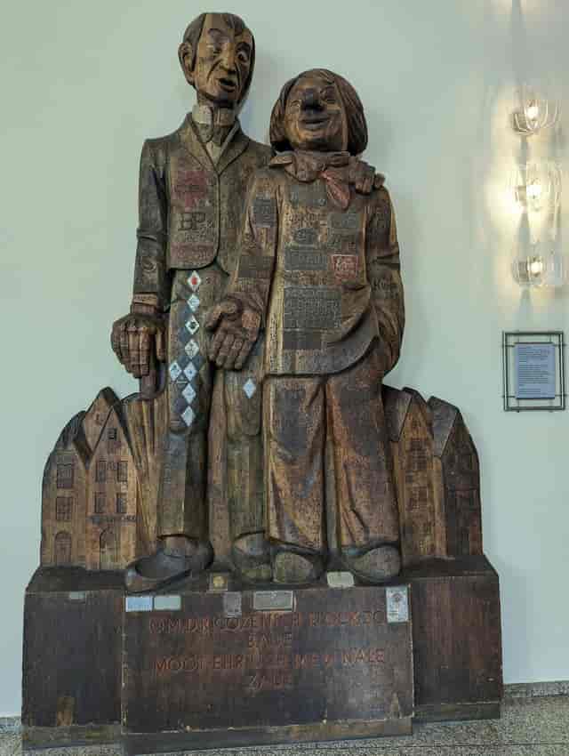 Kleiner Saal at Gürzenich Köln with logo-covered statues for event venue branding.