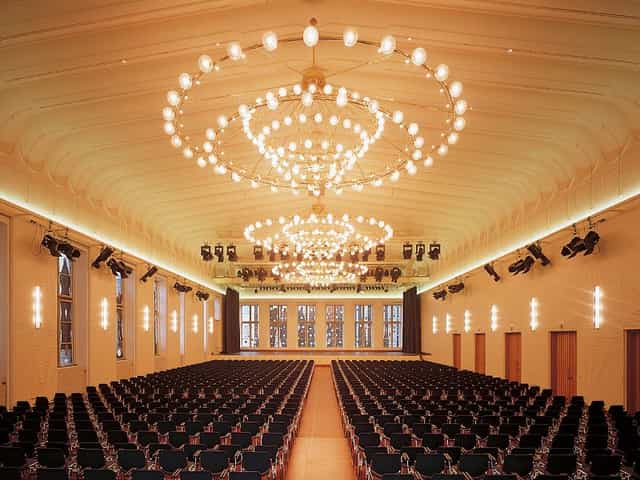 Isabellensaal Gürzenich Köln: Grand ballroom with chandeliers for gala events and keynote summits.