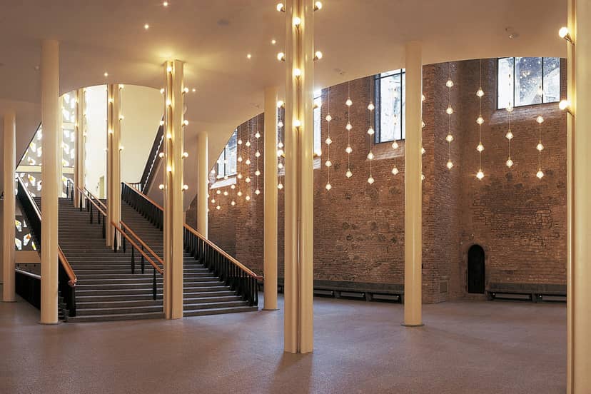 Isabellensaal Gürzenich Köln: Elegant multi-level staircase for upscale networking and events.