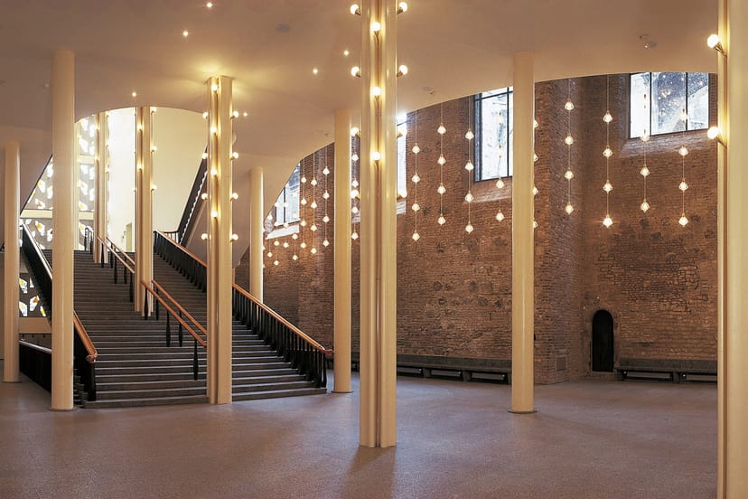 Isabellensaal Gürzenich Köln: Elegant multi-level staircase for upscale networking and events.