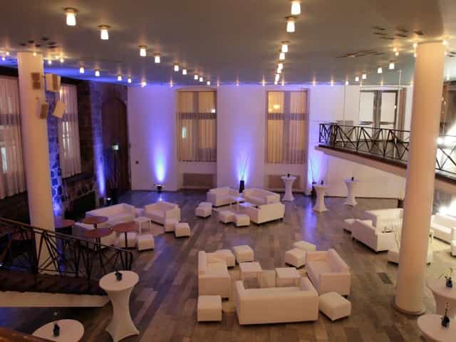Isabellensaal Gürzenich Köln: Elegant lounge event space with blue lighting for corporate mixers.
