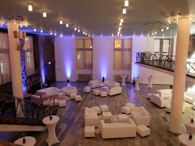 Isabellensaal Gürzenich Köln: Elegant lounge event space with blue lighting for corporate mixers.