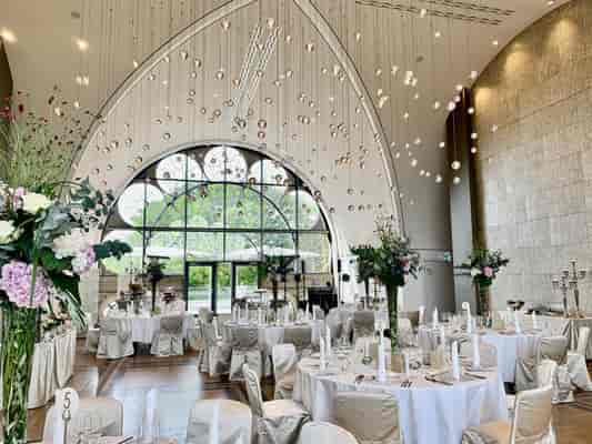 Dachsalon at Flora Köln: Arched window event space for premium weddings and corporate galas.