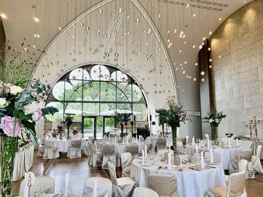 Dachsalon at Flora Köln: Arched window event space for premium weddings and corporate galas.