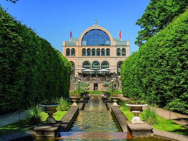 Dachterrasse Flora Köln: Sophisticated rooftop venue for upscale corporate events and weddings.