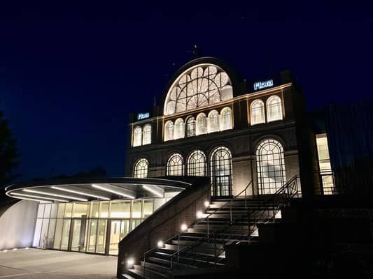 Dachterrasse at Flora Köln with dramatic evening lighting for upscale galas and corporate events.