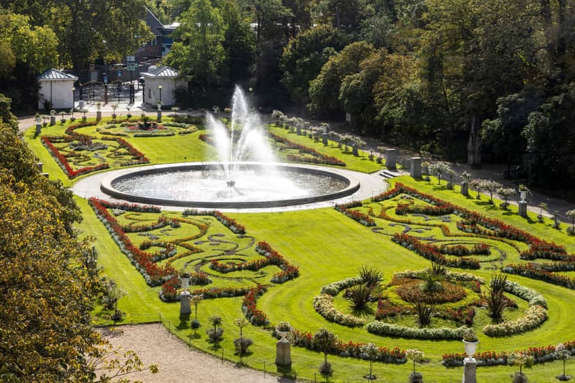 Botanical garden wedding venue in Flora Köln featuring a grand fountain for gala events.